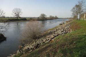 La Loire coule dans le village
